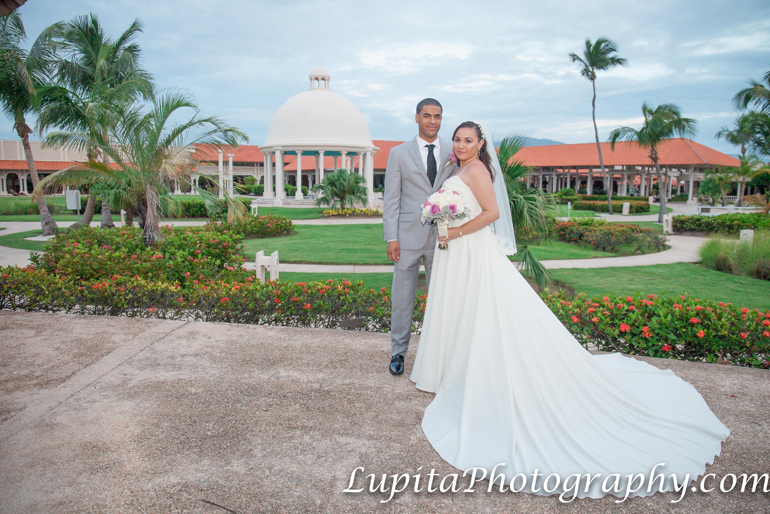 Meliá Coco Beach Resort. Rio Grande. Puerto Rico. The newly-wed couple celebrating their special day. La pareja de recién casados celebrando su día especial.