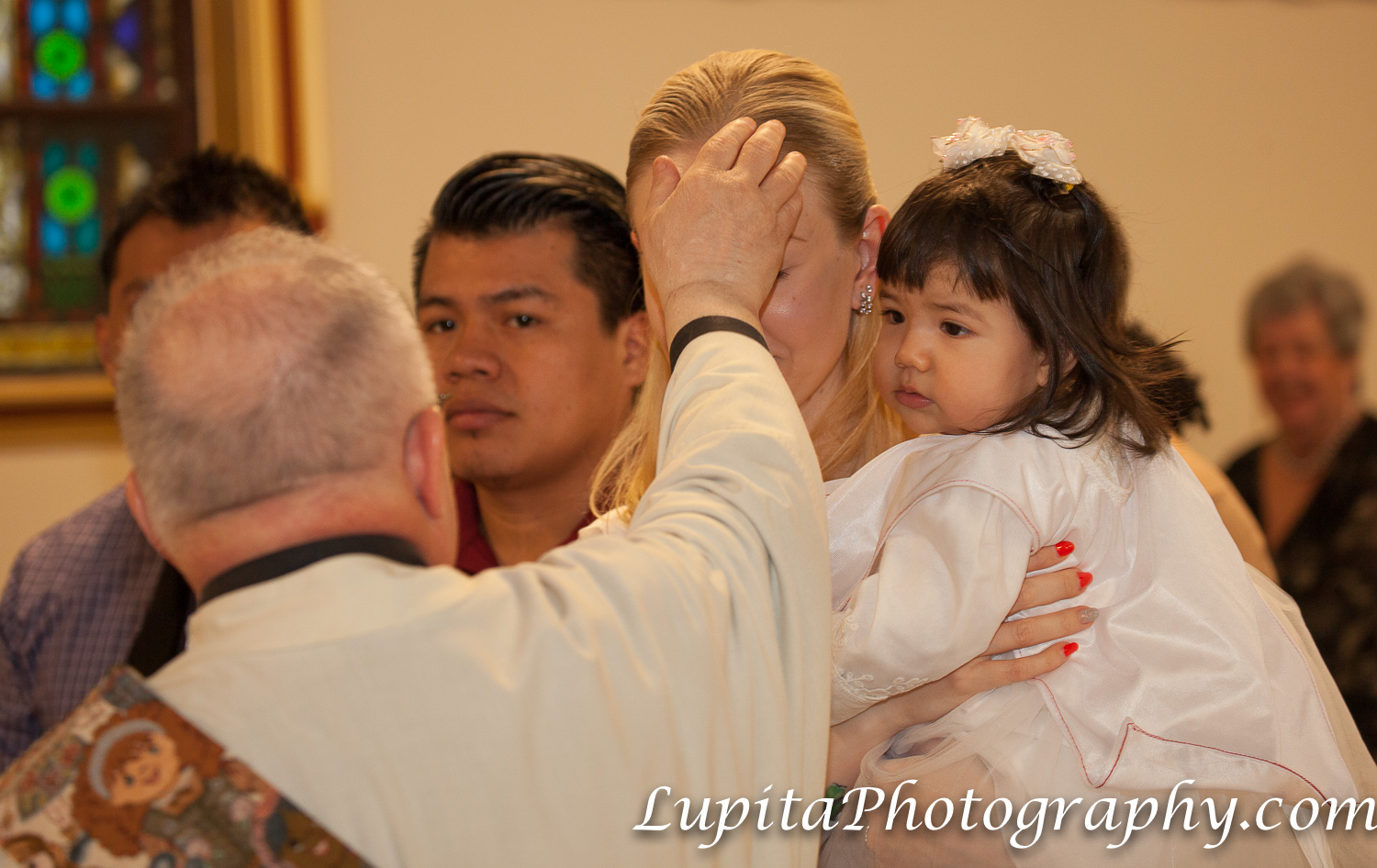 Ciudad de Nueva York - Niña celebrando su bautismo. New York City - Girl celebrating her baptism.