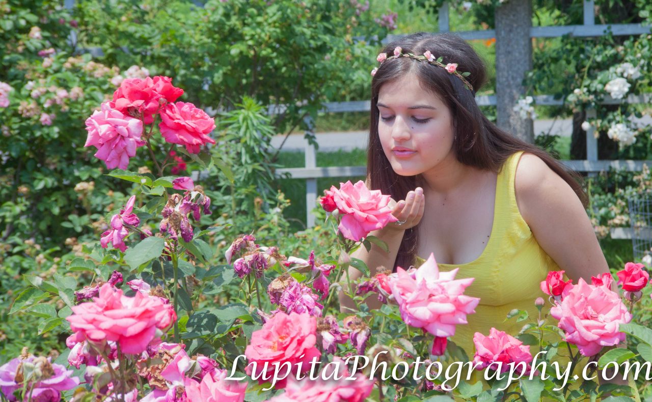 Chica Latina celebrando sus quinceaños en el Jardín Botánico de Brooklyn. Ciudad de Nueva York.