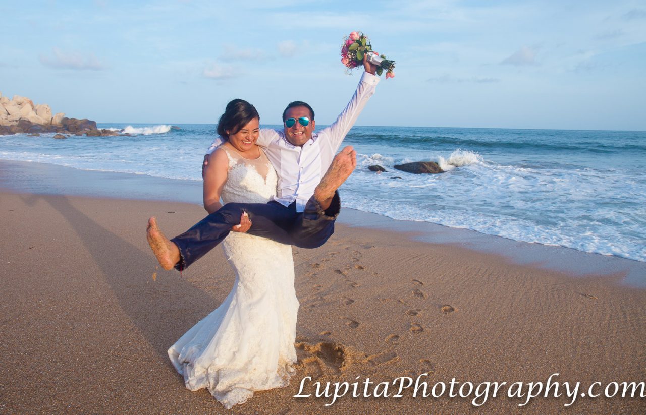 Playa Ventura, Copala. Estado de Guerrero, México - Pareja cebrando su luna de miel. Couple celebrating their honey moon.